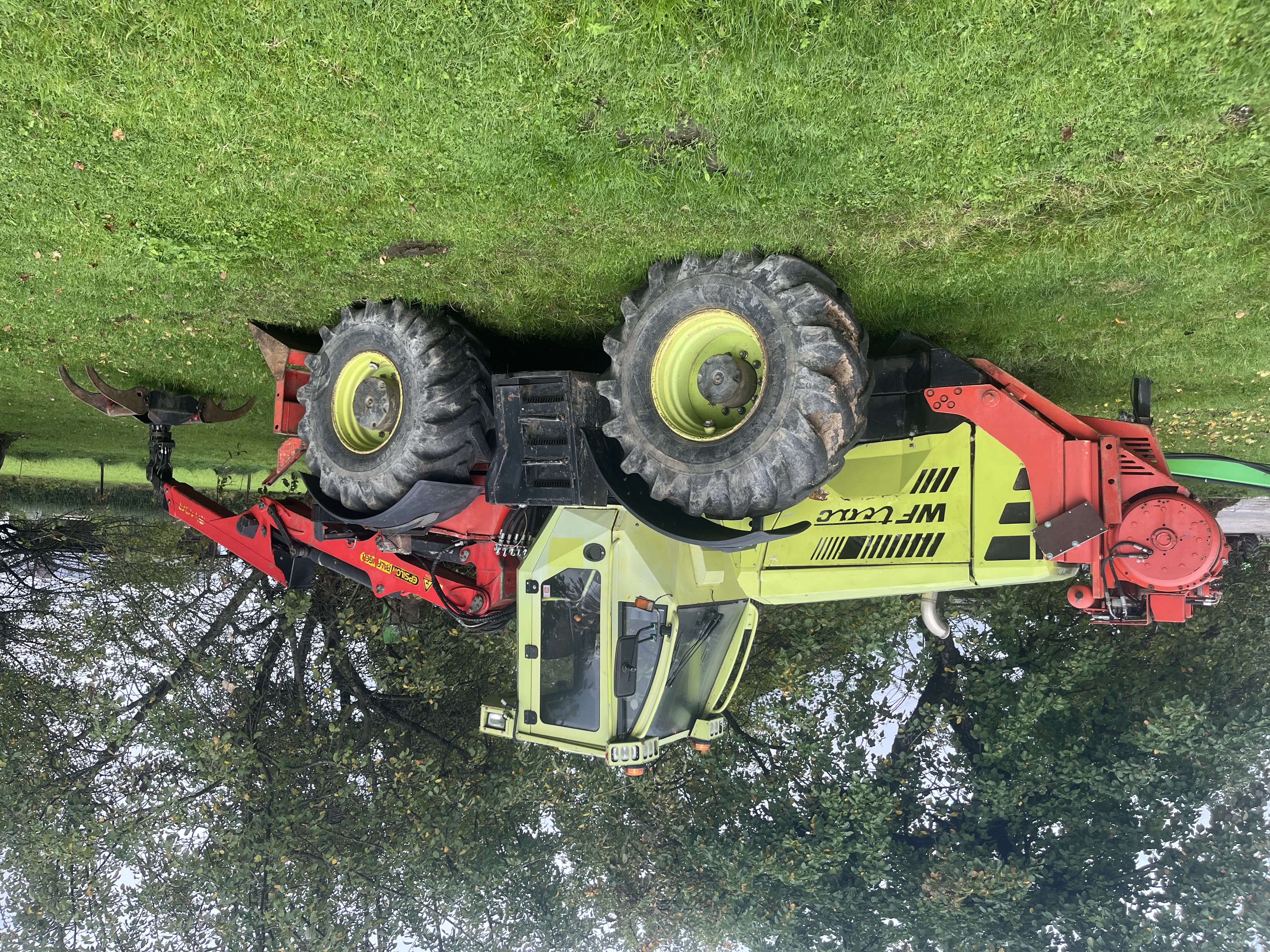 WF Trac mit Kran und Seilwinde auf einer Wiese
