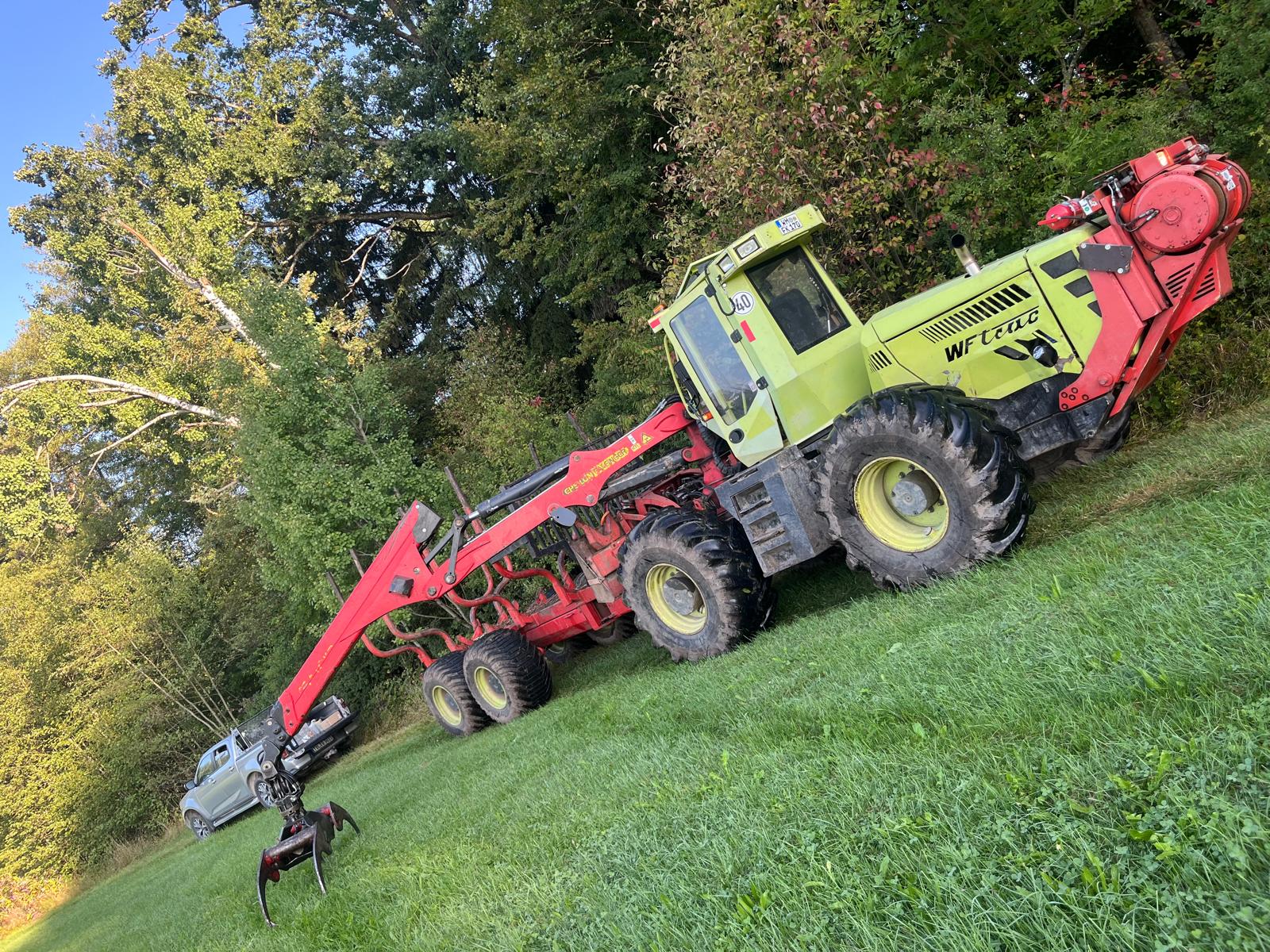 WF Trac mit Rungenwagen und ausgefahrenem Kran